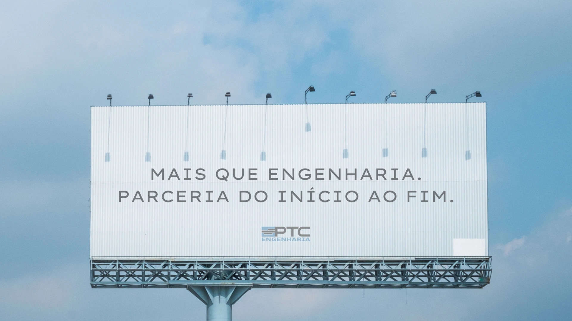 White Sky Blue Simple Large Billboard Mockup Quote Instagram Post (Vídeo) (1)